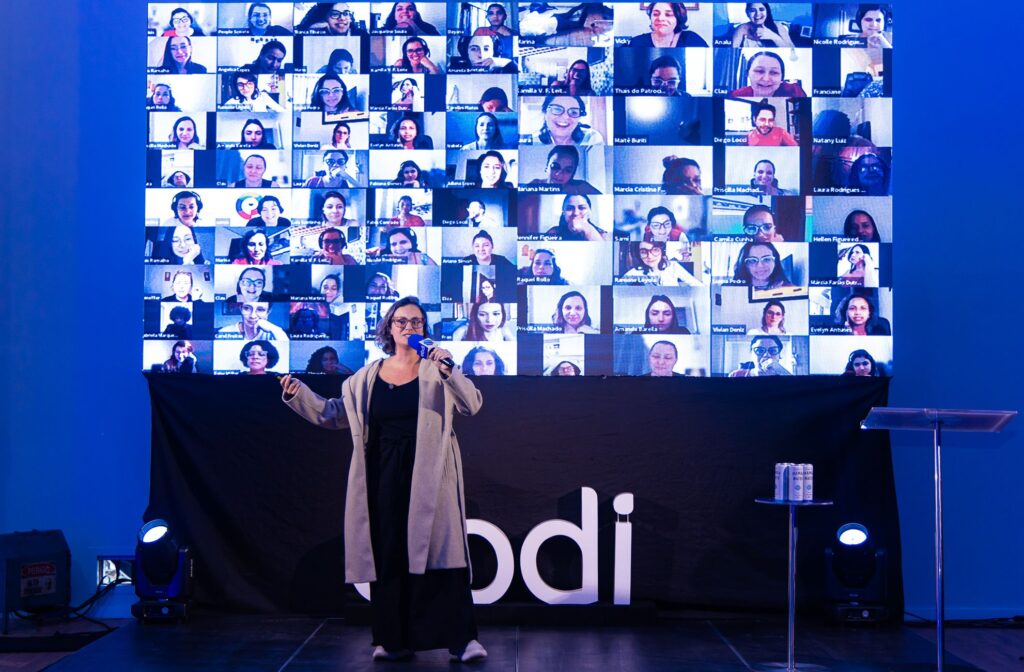 Time remoto de mulheres negras conectado em encontro virtual colaborativo