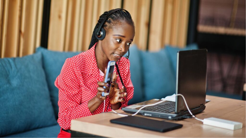 Equipe de atendimento em contact center omnichannel com múltiplas telas e canais integrados