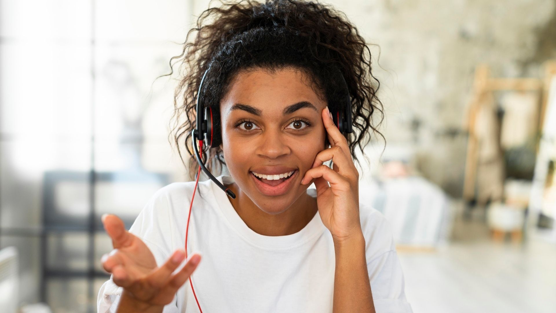 Mulher negra em home office realizando atendimento remoto ao cliente