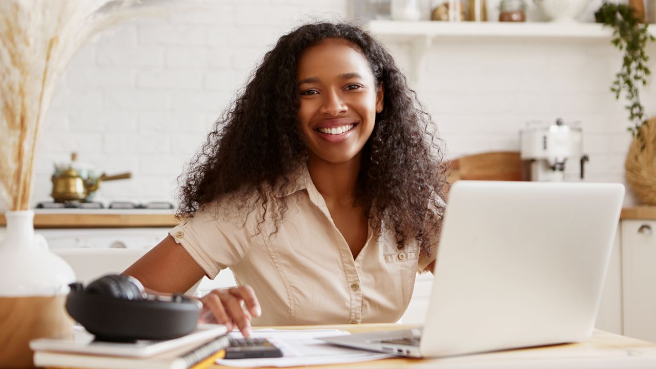 Gestora analisando painel de atendimento com equipe em call center e canais digitais ao fundo