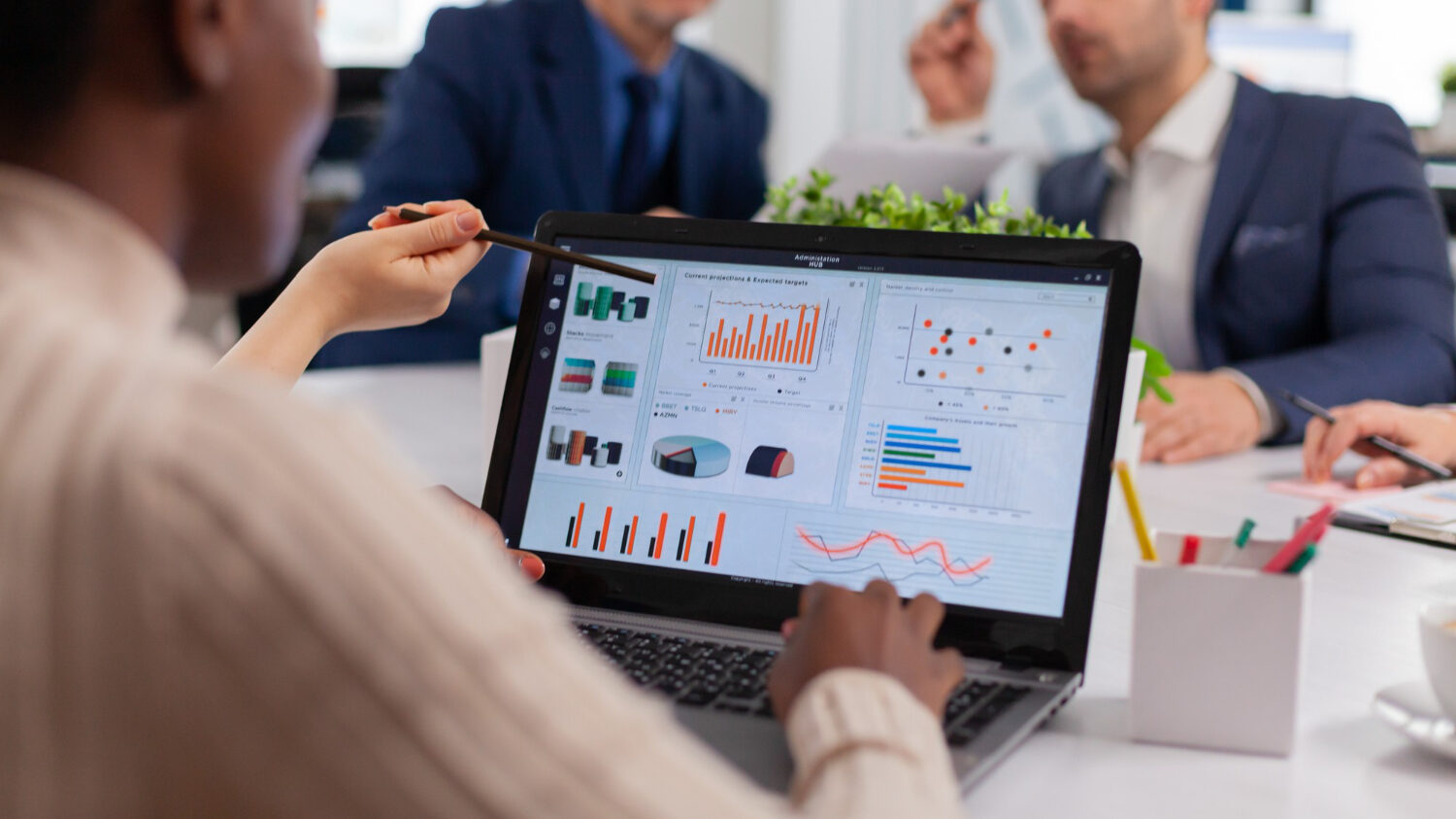 Equipe conectando sistemas de CRM, suporte e vendas em tela compartilhada