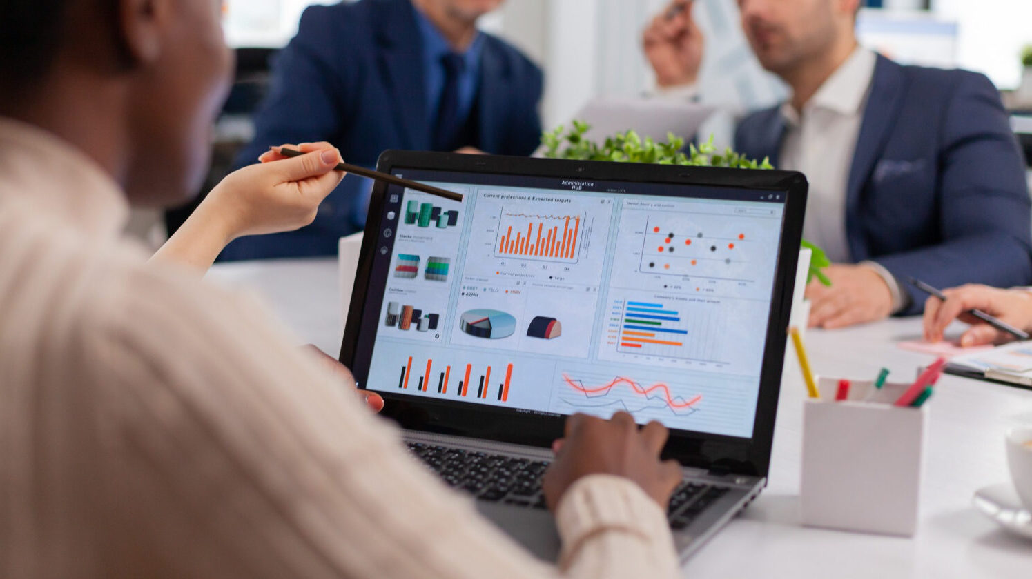 Equipe conectando sistemas de CRM, suporte e vendas em tela compartilhada