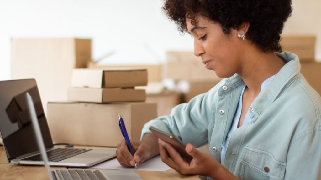 Equipe de SDR em ambiente moderno analisando leads em painel digital