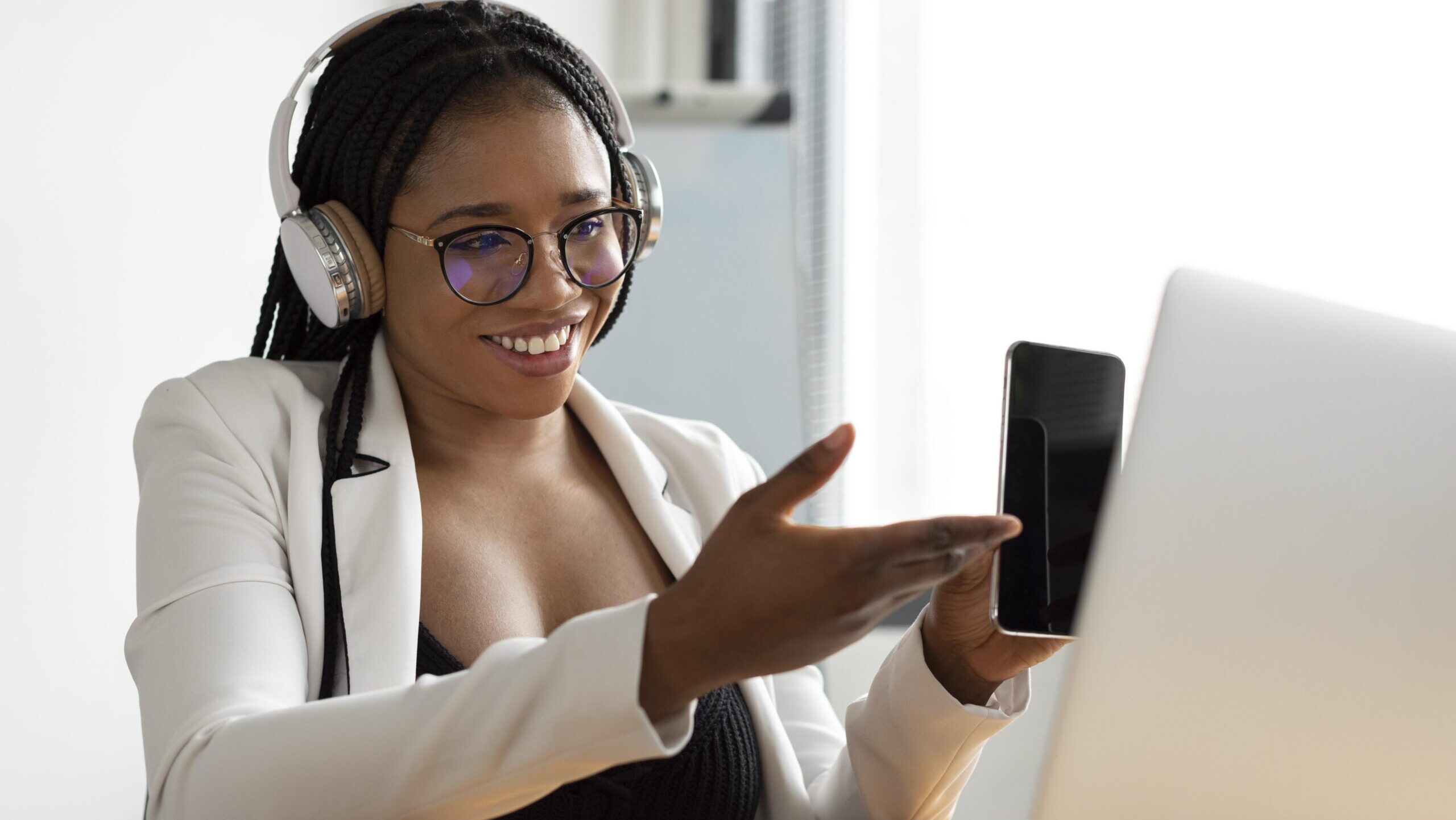 Profissionais de atendimento remoto conversando com clientes por chat e voz