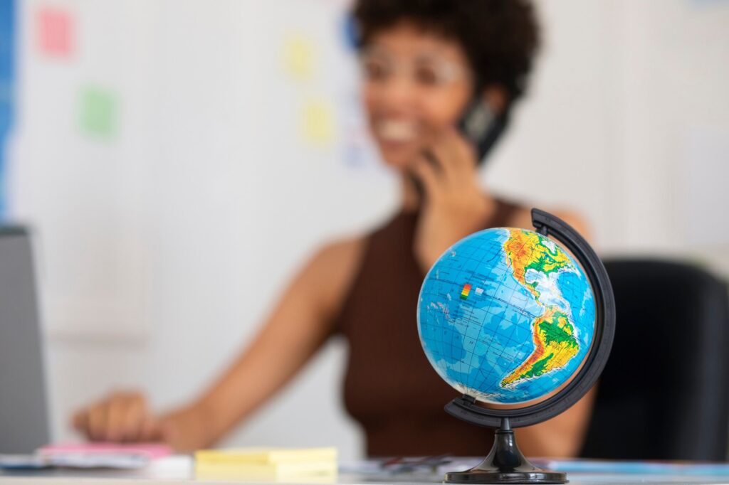 Atendentes bilíngues remotas em ambiente de trabalho global e organizado