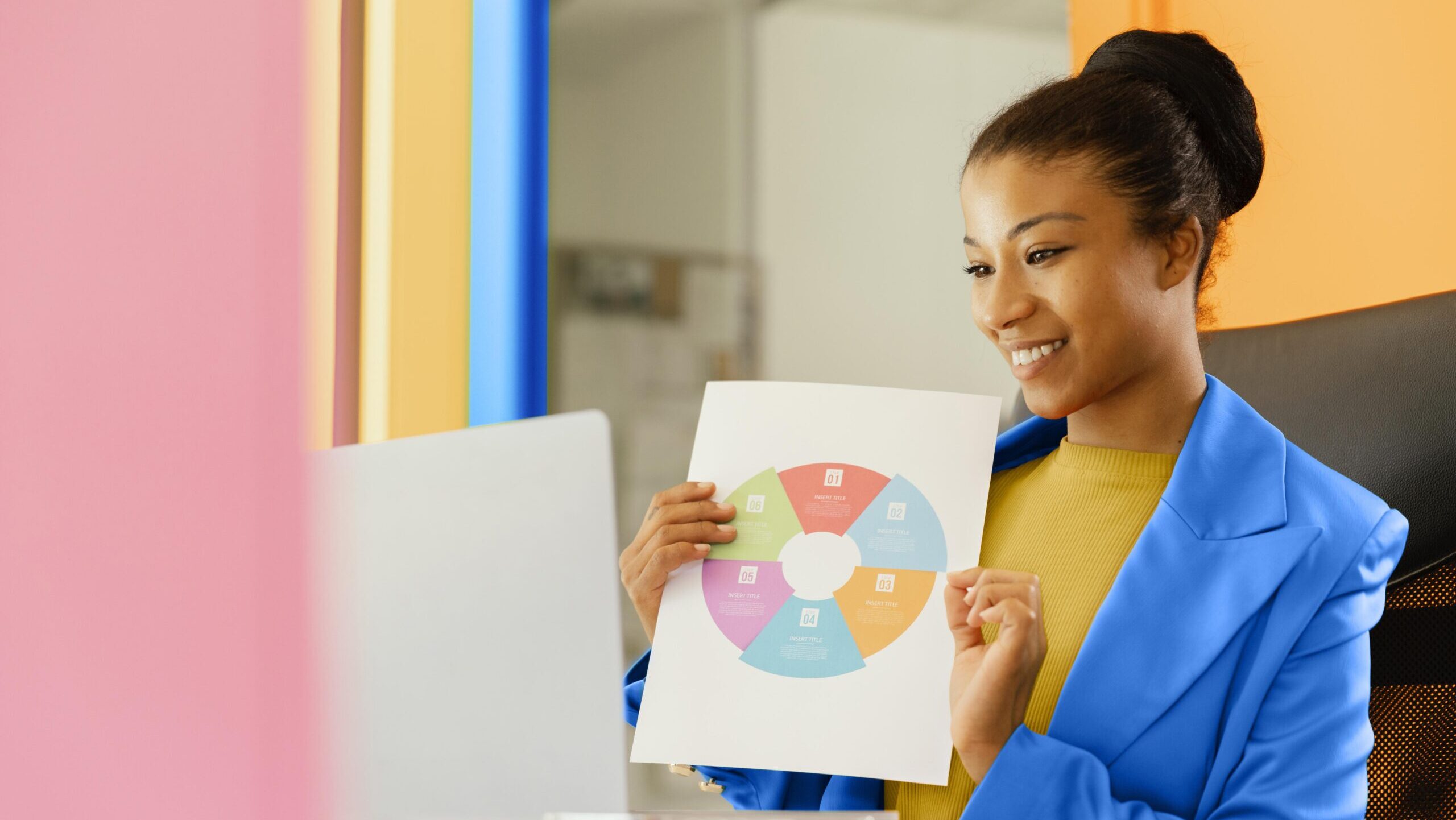 Profissional de atendimento analisando dados em tela com gráfico de satisfação