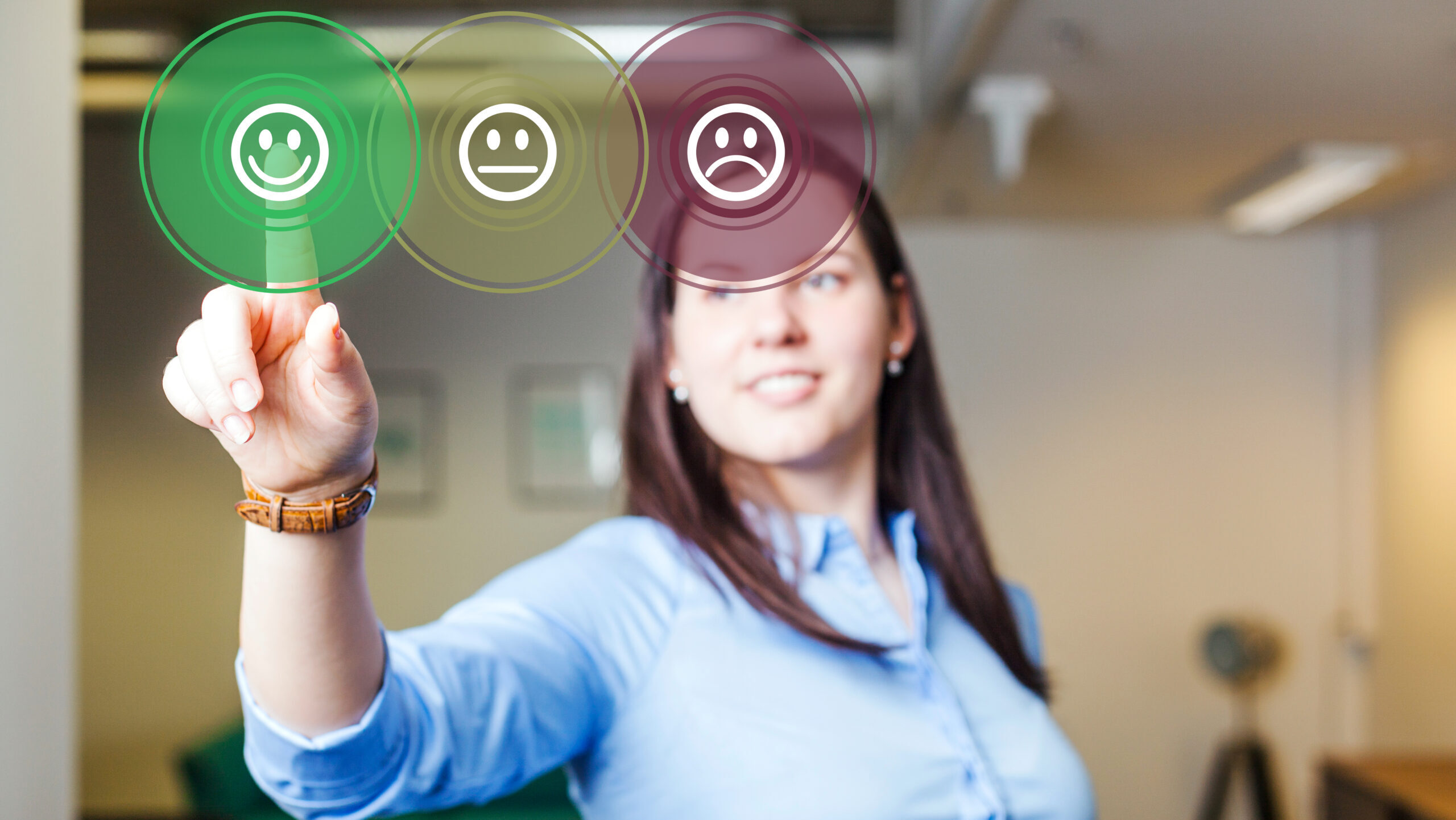 Uma pessoa avalia sua satisfação clicando em um emoji, representando a medição do CSAT (Customer Satisfaction Score).