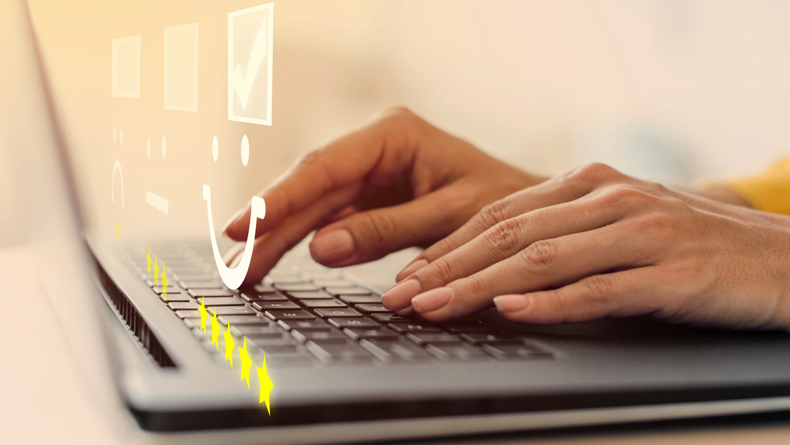 mulher respondendo, em seu notebook, uma pesquisa de satisfação, dando o feedback do cliente.