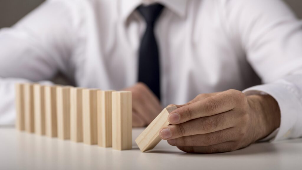 Uma fileira de peças alinhadas, simbolizando a importância do treinamento em escala para a consistência no atendimento ao cliente.