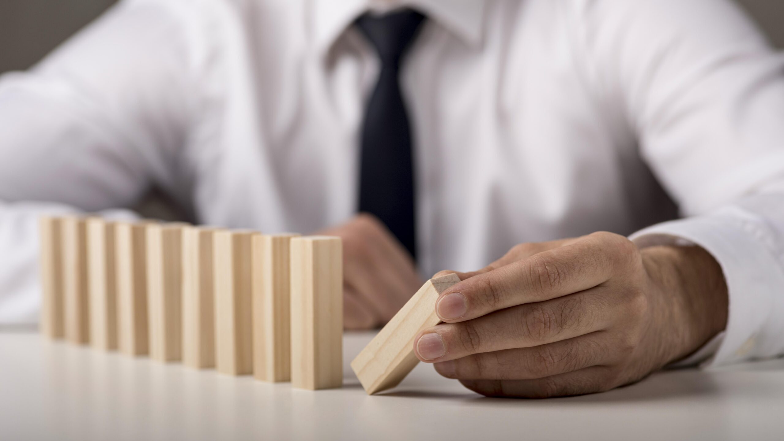 Uma fileira de peças alinhadas, simbolizando a importância do treinamento em escala para a consistência no atendimento ao cliente.