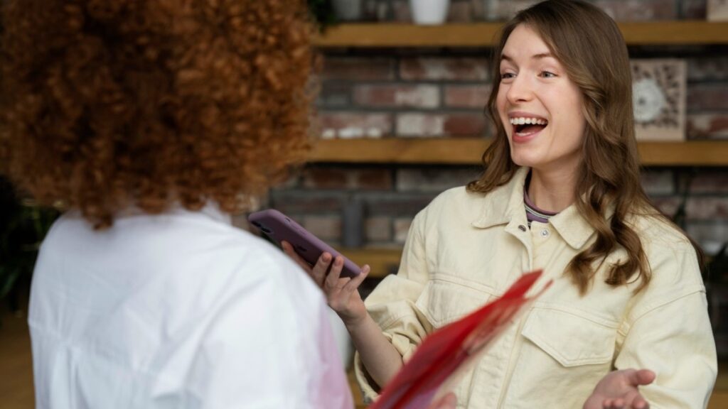 foto de uma vendedora sorrindo com a cliente 