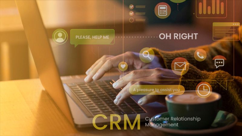 Mulher usando computador que exibe painel de CRM com gráficos e dados integrados de atendimento e vendas