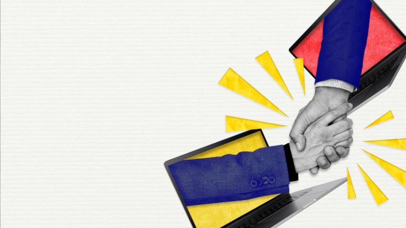 Equipe de vendas B2B trabalhando em escritório moderno com múltiplas telas e gráficos de vendas