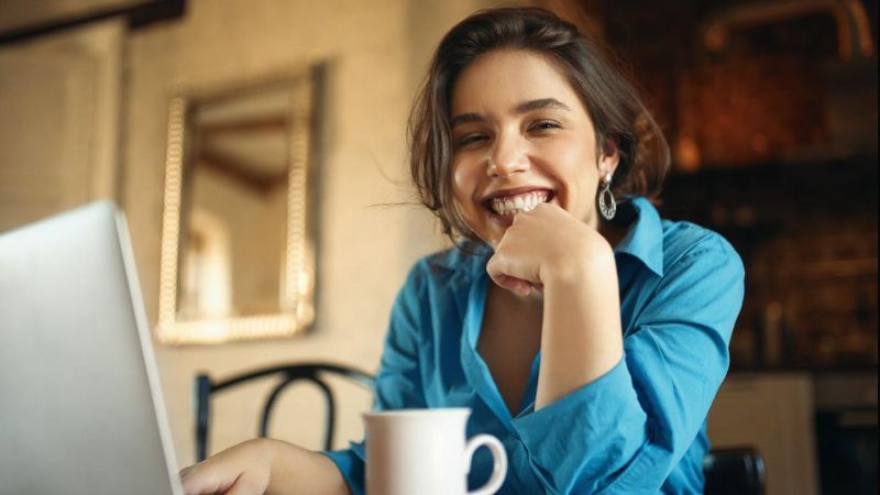 Equipe diversificada realizando atendimento multicanal com tecnologia avançada e gráficos de dados ao fundo