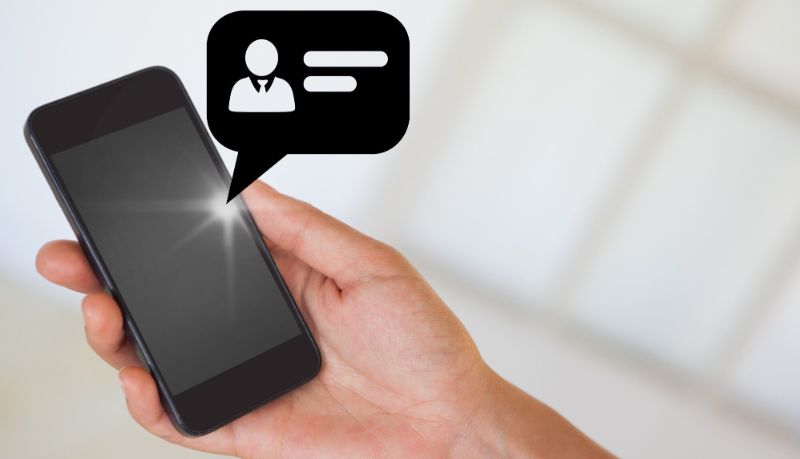 Interface digital com chatbot em atendimento automático e gráficos de vendas ao fundo