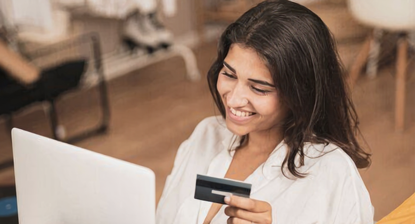 cliente satisfeita sendo atendido virtualmente