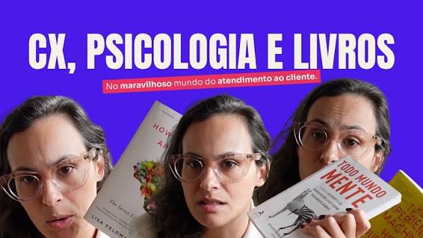 Gestores observam cliente no centro cercado por áreas da empresa interligadas