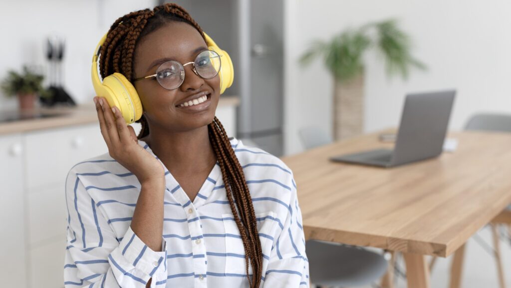 Uma profissional de atendimento sorri com empatia, representando a manutenção da qualidade em escala no atendimento humanizado.