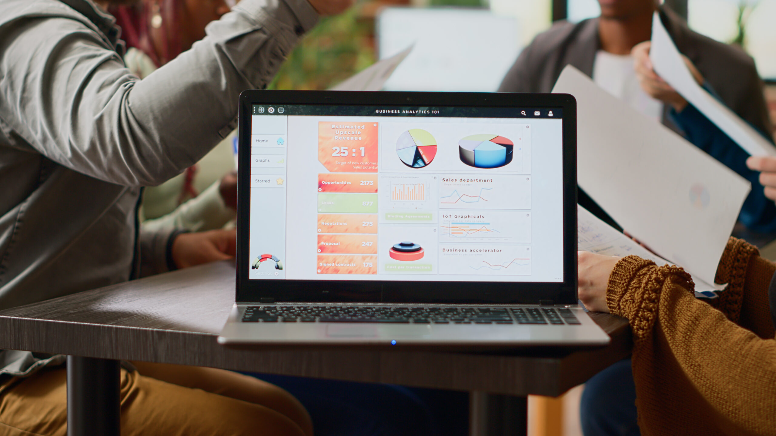 Um dashboard digital exibe diversos gráficos e KPIs, representando a análise de Métricas de Onboarding de clientes para garantir a ativação.