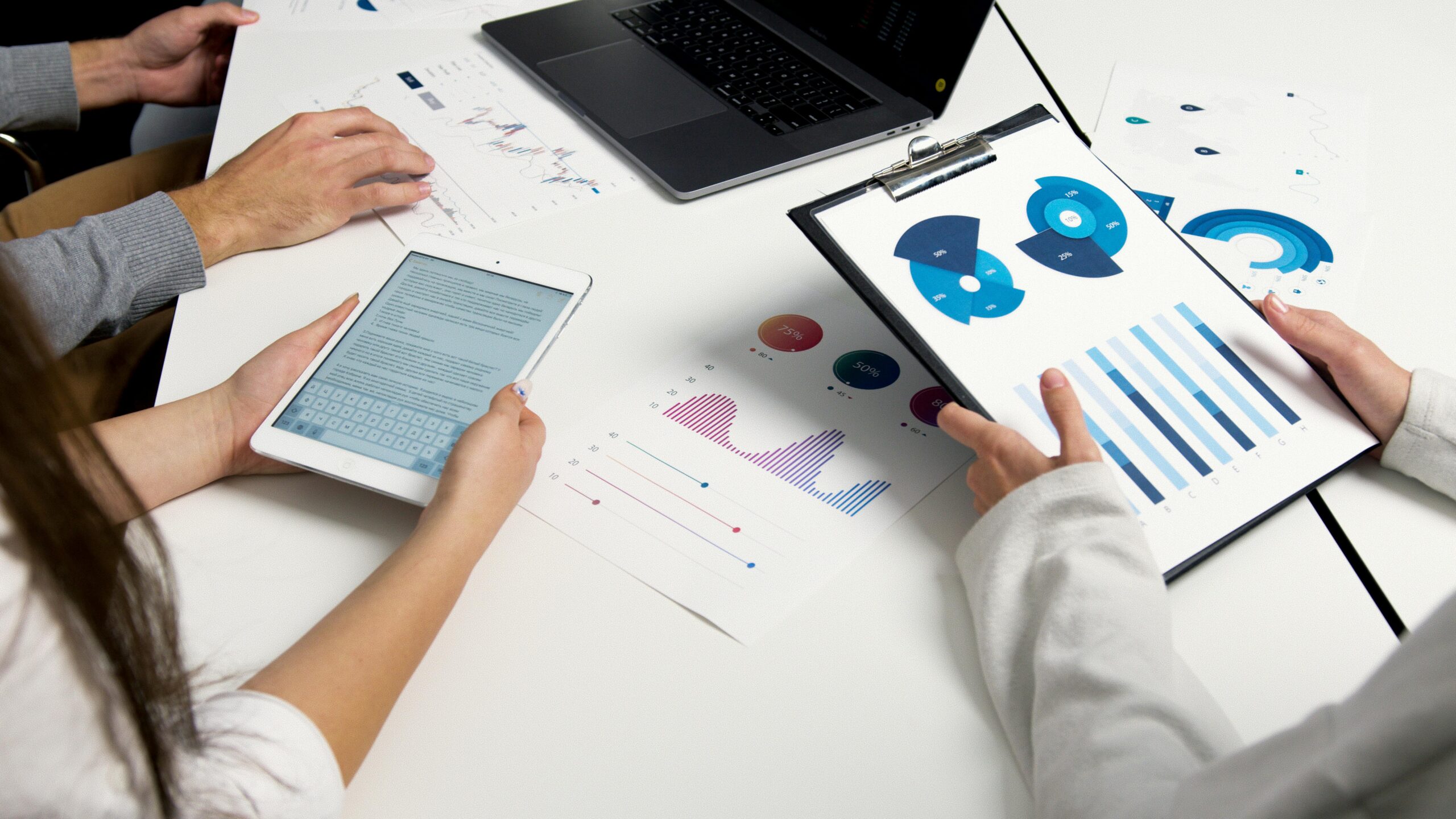 Um dashboard com gráficos e KPIs representando os dados de um benchmark de atendimento ao cliente, com foco em performance e estratégia.