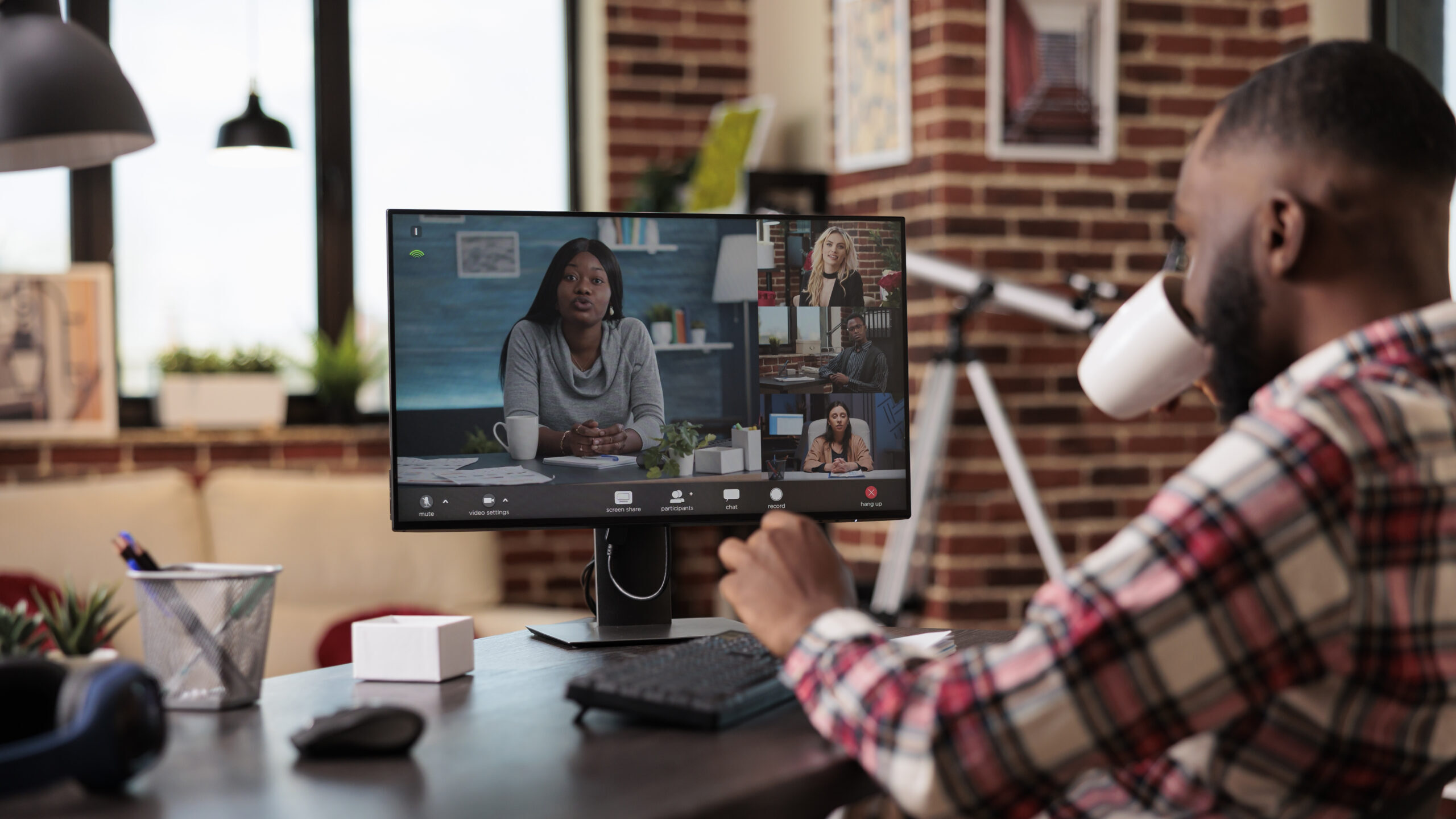 Pessoas em atendimento virtual com a especialista em sucesso do cliente.